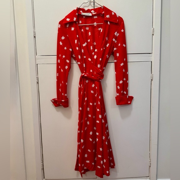 Diane Von Furstenberg Dresses & Skirts - Diane Von Furstenberg Red Long Sleeve Wrap Dress with White Tulip Print